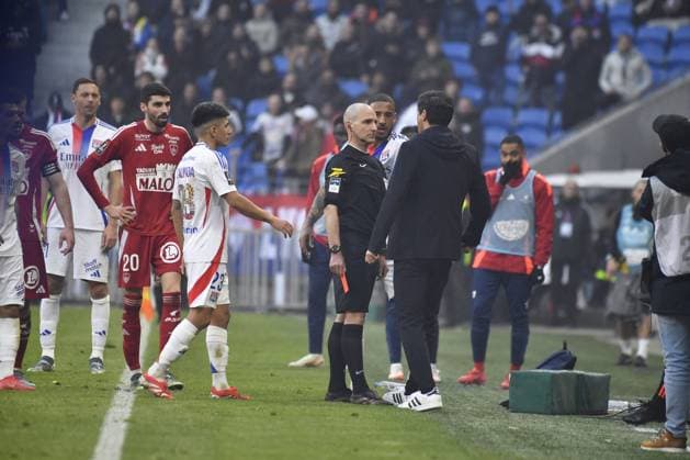 Paulo Fonseca tente d intimider physiquement l arbitre Benoît Millon lors du match de Ligue 1 McDonald s Lyon - Brest (2-1) au Groupama stadium Paulo Fonseca tente d intimider physiquement l arbitre Benoît Millon lors du match de Ligue 1 McDonald s Lyon - Brest (2-1) au Groupama stadium. Lyon s coach Paulo FONSECA during the French L1 football match between Olympique Lyonnais (OL) and Stade Brestois 29 (Brest) at the Groupama Stadium in Decines-Charpieu, Lyon France on March 2, 2025  Copyright: xMouradxAllilix PsnewZ BestimagexMouradxAllilix PsnewZ Bestimagex