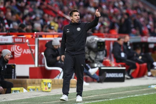 02 03 2025, xtgx, Soccer 1 Bundesliga, 1 FC Union Berlin Holstein Kiel emspor, v l Marcel Rapp Kiel, coach thumbs up gives instructions, gesticulates with arms, gesticulate, gives instructions DFL DFB REGULATIONS PROHIBIT ANY USE OF PHOTOGRAPHS as IMAGE SEQUENCES and or QUASI VIDEO Berlin
