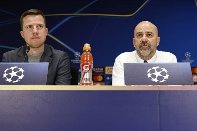 EINDHOVEN - PSV press chief Nick Tol and PSV coach Peter Bosz during the press conference, PK, Pressekonferenz ahead of the meeting with Arsenal FC in the Champions League eighth final in Eindhoven. ANP MAURICE VAN STEEN xVIxANPxSportx xxANPxIVx 521467883 originalFilename: 521467883.jpg