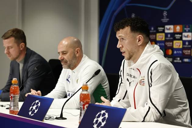 EINDHOVEN - PSV press secretary Nick Tol, PSV coach Peter Bosz and PSV player Ivan Perisic during the press conference, PK, Pressekonferenz ahead of the meeting with Arsenal FC in the Champions League eighth final in Eindhoven. ANP MAURICE VAN STEEN xVIxANPxSportx xxANPxIVx 521469093 originalFilename: 521469093.jpg