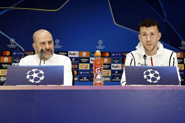 EINDHOVEN - PSV coach Peter Bosz and PSV player Ivan Perisic during the press conference, PK, Pressekonferenz ahead of the meeting with Arsenal FC in the Champions League eighth final in Eindhoven. ANP MAURICE VAN STEEN xVIxANPxSportx xxANPxIVx 521469144 originalFilename: 521469144.jpg