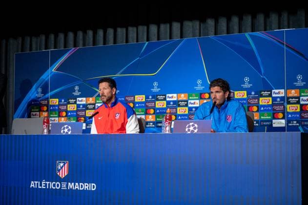 UEFA Champions League 2024 25 Round of 16 First Leg: Atletico de Madrid press conference, PK, Pressekonferenz Diego Pablo Simeone (L), head coach of Atletico de Madrid, and Rodrigo De Paul (R) of Atletico de Madrid seen speaking during the UEFA Champions League 2024 25 League Round of 16 First Leg press conference at Estadio Riyadh Air Metropolitano on March 03, 2025 in Madrid, Spain. Madrid Estadio Riyadh Air Metropolitano Madrid Spain Copyright: xAlbertoxGardinx AGardin_20250303_Champ_Atletico_Madrid_PC_0116