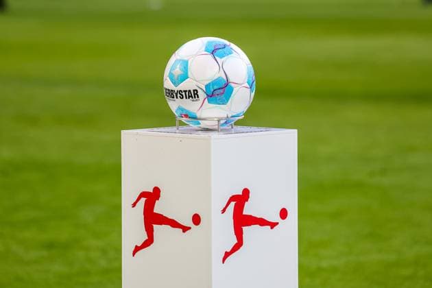 Der Spielball von Derbystar auf einem Podest mit dem Fussball Bundesliga Logo der DFL vor dem Spiel, Fussball, Ball, GER, FC Augsburg vs. SC Freiburg, Fussball, Bundesliga, 24. Spieltag, Spielzeit 2024 2025, 02.03.2025, DFL DFB REGULATIONS PROHIBIT ANY USE OF PHOTOGRAPHS as IMAGE SEQUENCES and or QUASI-VIDEO, GER, FC Augsburg vs. SC Freiburg, Fussball, Bundesliga, 24. Spieltag, Spielzeit 2024 2025, 02.03.2025 Augsburg *** The match ball from Derbystar on a pedestal with the DFL Bundesliga logo before the match, Football, Ball, GER, FC Augsburg vs SC Freiburg, Football, Bundesliga, 24 Matchday, Season 2024 2025, 02 03 2025, DFL DFB REGULATIONS PROHIBIT ANY USE OF PHOTOGRAPHS as IMAGE SEQUENCES and or QUASI VIDEO, GER, FC Augsburg vs SC Freiburg, Football, Bundesliga, 24 Matchday, Season 2024 2025, 02 03 2025 Augsburg Copyright: xEibner-Pressefoto JennixMaulx EP_JML
