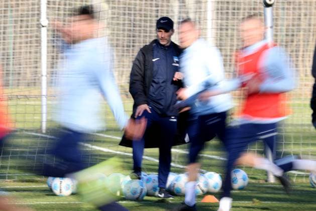 DEU, DFL, 2 FBL Hertha BSC, Training, 03 03 2025, Sportforum, Berlin, DEU, DFL, 2 FBL Hertha BSC, Training, im Bild Cheftrainer Stefan Leitl Hertha BSC Berlin , Spieler verwischt um den Trainer DFL regulations prohibit any use of Photographs as image sequences and or quasi video Foto Juergen Engler nordphoto GmbH nordphotoxGmbHx xEngler nph00076