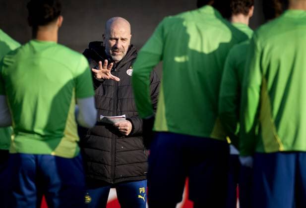 EINDHOVEN - PSV Eindhoven coach Peter Bosz during training ahead of the meeting between with English side Arsenal in the Champions League eighth final in Eindhoven. ANP KOEN VAN WEEL xVIxANPxSportx xxANPxIVx 521482335 originalFilename: 521482335.jpg