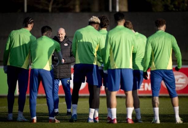 EINDHOVEN - PSV Eindhoven coach Peter Bosz during training ahead of the meeting between with English side Arsenal in the Champions League eighth final in Eindhoven. ANP KOEN VAN WEEL xVIxANPxSportx xxANPxIVx 521482347 originalFilename: 521482347.jpg