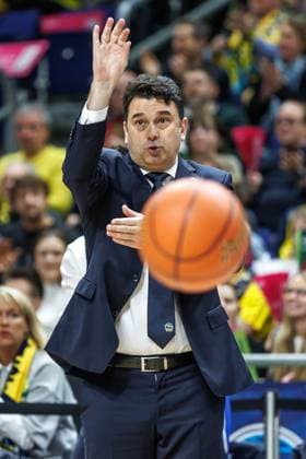 03 03 25, Berlin, Basketball, 1 Bundesliga, easyCredit BBL, Main round, Matchday 22, Uber Arena ALBA BERLIN Bamberg Baskets Head coach Israel Gonzalez of Alba Berlin gesticulating on the sidelines ALBA BERLIN Bamberg Baskets