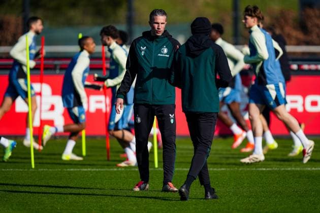 UEFA Champions League 2024-2025: training of Feyenoord Rotterdam - Feyenoord coach Robin van Persie during the training of Feyenoord in preparation of the UEFA Champions League duel against Inter Milan at Trainingscomplex 1908 on 4 March 2025 in Rotterdam, The Netherlands. Copyright: xYannickxVerhoevenx