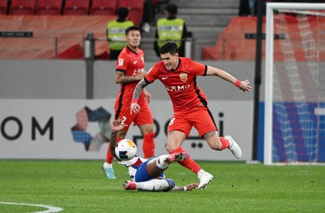 Fußball, AFC CL, Shanghai Port - Yokohama F. Marinos SHANGHAI, CHINA - MARCH 04: Mateus Vital 98 of Shanghai Port vies for the ball during the AFC Champions League Elite East Region Round of 16 match between Shanghai Port and Yokohama F. Marinos at Pudong Football Stadium on March 4, 2025 in Shanghai, China.  Copyright: xZhangxHaohaox 111552574773