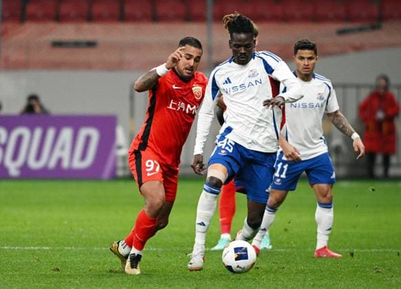 Fußball, AFC CL, Shanghai Port - Yokohama F. Marinos SHANGHAI, CHINA - MARCH 04: Leonardo 97 of Shanghai Port and Kodjo Aziangbe 45 of Yokohama F. Marinos vie for the ball during the AFC Champions League Elite East Region Round of 16 match between Shanghai Port and Yokohama F. Marinos at Pudong Football Stadium on March 4, 2025 in Shanghai, China.  Copyright: xZhangxHaohaox 111552574779