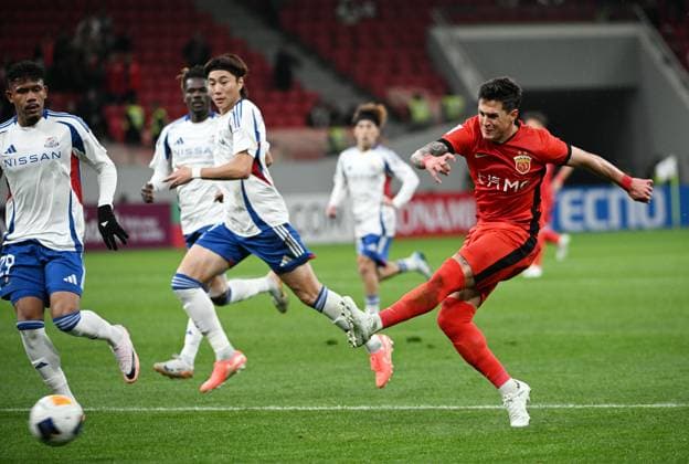 Fußball, AFC CL, Shanghai Port - Yokohama F. Marinos SHANGHAI, CHINA - MARCH 04: Mateus Vital 98 of Shanghai Port kicks the ball during the AFC Champions League Elite East Region Round of 16 match between Shanghai Port and Yokohama F. Marinos at Pudong Football Stadium on March 4, 2025 in Shanghai, China.  Copyright: xZhangxHaohaox 111552574786