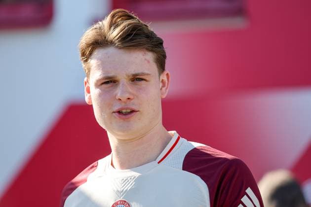 Jonas Urbig FC Bayern Muenchen, 40 on the way from the dressing room to the pitch, GER, Final training, FC Bayern Muenchen, Football, UEFA Champions League, Round of 16 first leg, 2024 2025 season, 04 03 2025, GER, Final training, FC Bayern Muenchen, Football, UEFA Champions League, Round of 16 first leg, 2024 2025 season, 04 03 2025 Muenchen Copyright: xEibner-Pressefoto JennixMaulx EP_JML