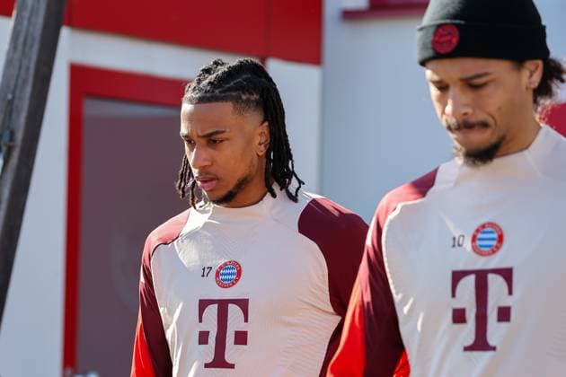 Michael Olise FC Bayern Muenchen, 17 on his way from the dressing room to the pitch, with Leroy Sane FC Bayern Muenchen, 10 , GER, Final training, FC Bayern Muenchen, Football, UEFA Champions League, Round of 16 first leg, 2024 2025 season, 04 03 2025, GER, Final training, FC Bayern Muenchen, Football, UEFA Champions League, Round of 16 first leg, 2024 2025 season, 04 03 2025 Muenchen Copyright: xEibner-Pressefoto JennixMaulx EP_JML