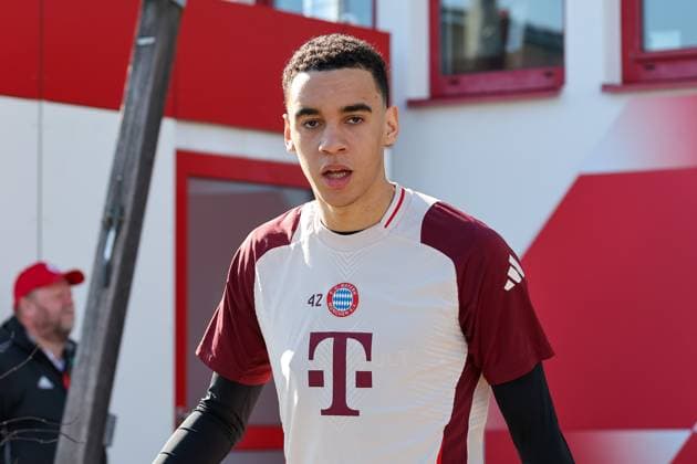 Jamal Musiala FC Bayern Muenchen, 42 on his way from the dressing room to the pitch, GER, Final training, FC Bayern Muenchen, Football, UEFA Champions League, Round of 16 first leg, 2024 2025 season, 04 03 2025, GER, Final training, FC Bayern Muenchen, Football, UEFA Champions League, Round of 16 first leg, 2024 2025 season, 04 03 2025 Muenchen Copyright: xEibner-Pressefoto JennixMaulx EP_JML