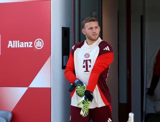 Football, Men, Season 2024 2025, FC Bayern Munich, Final training, Training, Champions League Daniel Peretz FC Bayern Munich on the way to the training ground