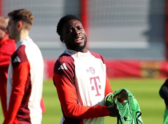 Football, Men, Season 2024 2025, FC Bayern Munich, Final training, Training, Champions League Alphonso Davies FC Bayern Munich with a shirt in his hand, Head, Upper body
