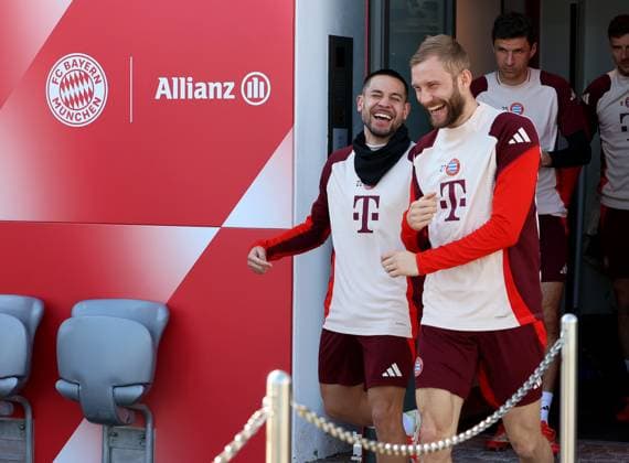 Football, Men, Season 2024 2025, FC Bayern Munich, Final training, Training, Champions League Raphael Guerreiro FC Bayern Munich left with Konrad Laimer FC Bayern Munich right on the way to the training ground, laughing, smiling, in a good mood