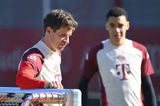Thomas MUELLER MÜLLER,Bayern Muenchen ,serious, thoughtful,hi Jamal MUSIALA Bayern Muenchen final training on 04 03 2025 Soccer Champions League Round of 16 FC Bayern Muenchen Bayer 04 Leverkusen on 05 03 2025 , A L L I A N Z A R E N A