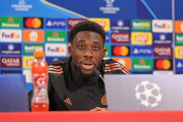 Alphonso Davies (FC Bayern Muenchen, 19) bei der Pressekonferenz, GER, Internationale Pressekonferenz, FC Bayern Muenchen, Fussball, UEFA Champions League, Achtelfinale Hinspiel, Saison 2024 2025, 04.03.2025, GER, Internationale Pressekonferenz, FC Bayern Muenchen, Fussball, UEFA Champions League, Achtelfinale Hinspiel, Saison 2024 2025, 04.03.2025 Muenchen Copyright: xEibner-Pressefoto JennixMaulx EP_JML