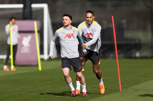 Football - UEFA Champions League - Round of 16 1st Leg - Paris Saint-Germain v Liverpool FC - MD-1 LIVERPOOL, ENGLAND - Tuesday, March 4, 2025: Liverpool s Diogo Jota (L) and captain Virgil van Dijk during a training session at the AXA Training Centre ahead of the UEFA Champions League match between Paris Saint-Germain and Liverpool FC. (Photo by Jessica Hornby Propaganda) LIVERPOOL AXA Training Centre MERSEYSIDE ENGLAND  Copyright: xDavidxRawcliffex P2025-03-04-JH_LFC_Training_PSG-14
