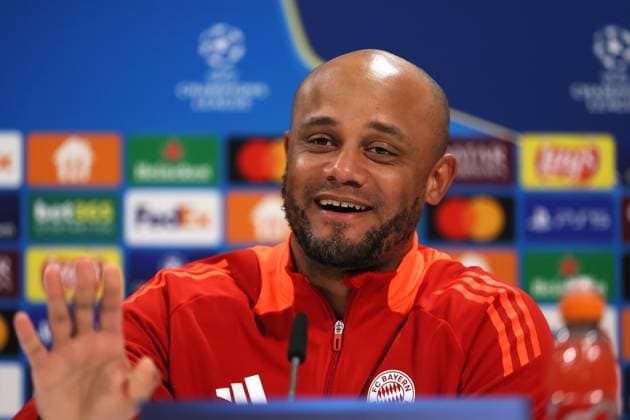 Football, Men, Champions League, Season 2024 2025, FC Bayern Munich, International Press Conference Vincent Kompany, Coach FC Bayern Munich at the press conference, head, portrait, smile, grin, raise hand