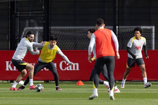 Football - UEFA Champions League - Round of 16 1st Leg - Paris Saint-Germain v Liverpool FC - MD-1 LIVERPOOL, ENGLAND - Tuesday, March 4, 2025: Liverpool s Dominik Szoboszlai (L) and Wataru EndÅ during a training session at the AXA Training Centre ahead of the UEFA Champions League match between Paris Saint-Germain and Liverpool FC. (Photo by Jessica Hornby Propaganda) LIVERPOOL AXA Training Centre MERSEYSIDE ENGLAND  Copyright: xDavidxRawcliffex P2025-03-04-JH_LFC_Training_PSG-32