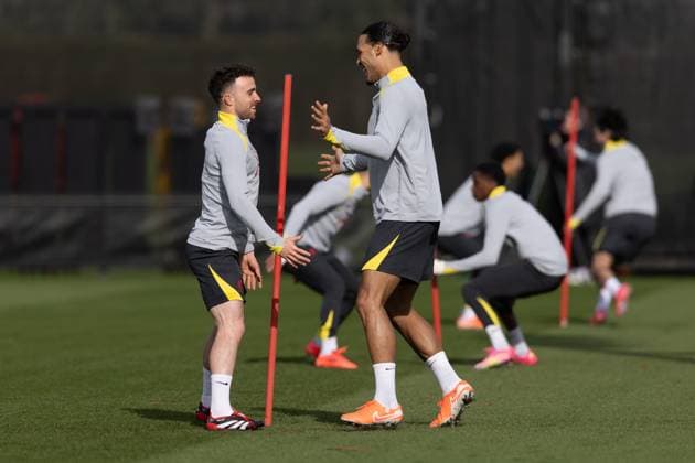 Football - UEFA Champions League - Round of 16 1st Leg - Paris Saint-Germain v Liverpool FC - MD-1 LIVERPOOL, ENGLAND - Tuesday, March 4, 2025: Liverpool s Diogo Jota (L) and captain Virgil van Dijk during a training session at the AXA Training Centre ahead of the UEFA Champions League match between Paris Saint-Germain and Liverpool FC. (Photo by Jessica Hornby Propaganda) LIVERPOOL AXA Training Centre MERSEYSIDE ENGLAND  Copyright: xDavidxRawcliffex P2025-03-04-JH_LFC_Training_PSG-41