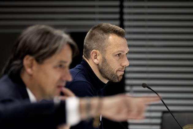 ROTTERDAM - Stefan de Vrij, coach Simone Inzaghi of International during the press conference, PK, Pressekonferenz at De Kuip ahead of the Champions League eighth-final match against Feyenoord. ANP OLAF CRACK xVIxANPxSportx xxANPxIVx 521558911 originalFilename: 521558911.jpg