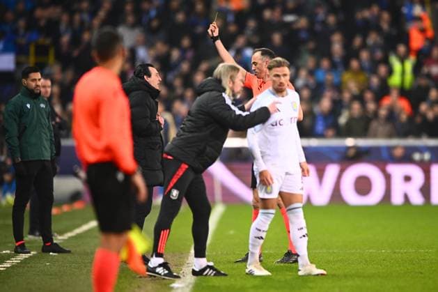 Club Brugge v Aston Villa - UEFA Champions League BRUGGE, BELGIUM - MARCH 04 : referee Pinheiro Joao giving a yellow card to Emery Unai Head Coach of Aston Villa during the UEFA Champions League 2024 25 round of 16 match first round between Club Brugge and Aston Villa on March 4, 2025 in Brugge, Belgium, 04 03 2025 Brugge Belgium  Copyright: xGvgx