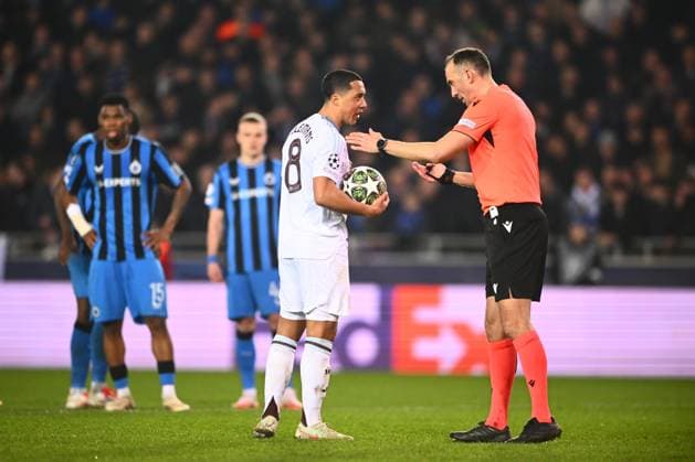 Club Brugge v Aston Villa - UEFA Champions League BRUGGE, BELGIUM - MARCH 04 : referee Pinheiro Joao talking to Tielemans Youri midfielder of Aston Villa before a penalty during the UEFA Champions League 2024 25 round of 16 match first round between Club Brugge and Aston Villa on March 4, 2025 in Brugge, Belgium, 04 03 2025 Brugge Belgium  Copyright: xGvgx