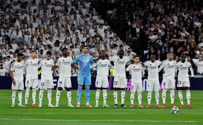 Real Madrid line up for a minute s silence Real Madrid v Atletico Madrid , UEFA Champions League, Round of 16, First Leg, Football, Santiago Bernabeu, Madrid, Spain - 04 Mar 2025 EDITORIAL USE ONLY No use with unauthorised audio, video, data, fixture lists, club league logos or live services. Online in-match use limited to 120 images, no video emulation. No use in betting, games or single club league player publications. Copyright: xRubenxAlbarran Shutterstockx 15178301t