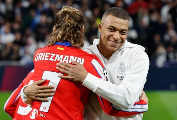 Antoine Griezmann of Atletico Madrid and Kylian Mbappà of Real Madrid hug before kick off Real Madrid v Atletico Madrid , UEFA Champions League, Round of 16, First Leg, Football, Santiago Bernabeu, Madrid, Spain - 04 Mar 2025 EDITORIAL USE ONLY No use with unauthorised audio, video, data, fixture lists, club league logos or live services. Online in-match use limited to 120 images, no video emulation. No use in betting, games or single club league player publications. Copyright: xRubenxAlbarran Shutterstockx 15178301v