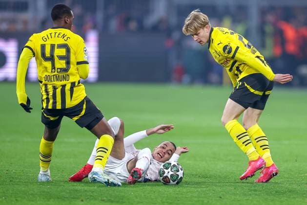 04 03 2025, Football, UEFA Champions League, Borussia Dortmund OSC Lille, Signal Iduna Park, Round of 16, Season 2024 2025 Jamie Gittens BVB 43 and Daniel Svensson BVB 24 in a duel against Ethan Mbappe LOSC Lille 29 North Rhine-Westphalia Germany