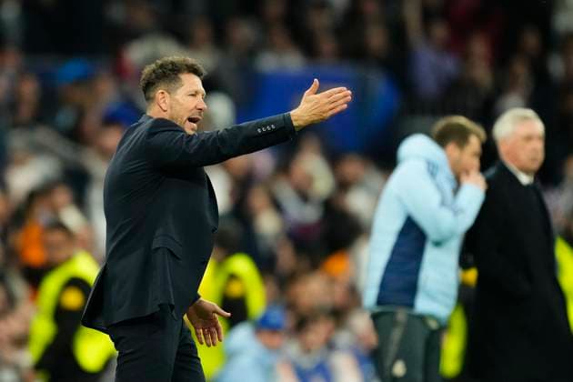 Real Madrid C.F. v Atletico de Madrid - UEFA Champions League 2024 25 Round of 16 First Leg Diego Pablo Cholo Simeone head coach of Atletico de Madrid gives instructions during the UEFA Champions League 2024 25 UEFA Champions League 2024 25 Round of 16 first leg match between Real Madrid C.F. and Atletico de Madrid at Estadio Santiago Bernabeu on March 4, 2025 in Madrid, Spain. Madrid Spain  Copyright: xJosexBretonx originalFilename:bretonhernandez-realmadr250304_npnUW.jpg