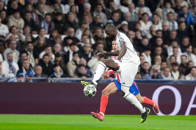 UEFA champions league - Real Madrid vs Atletico de Madrid MADRID, SPAIN - March 4: Antonio Rudiger of Real Madrid and Giuliano Simeone of Atletico de Madrid fight for the ball during the UEFA champions league 2024 25 Round of 16 First Leg match between Real Madrid and Atletico de Madrid at Santiago Bernabeu Stadium. (Photo by Guillermo Martinez) Madrid Santiago Bernabeu Stadium Spain Copyright: xGuillermoxMartinezx