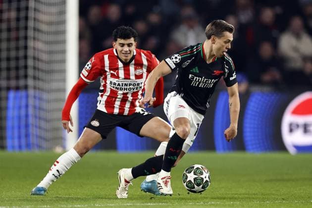 EINDHOVEN - (l-r) Richard Ledezma of PSV Eindhoven, Leandro Trossard of Arsenal FC during the UEFA Champions league match between PSV Eindhoven and Arsenal FC at Phillips Stadium on March 4, 2025 in Eindhoven, Netherlands. ANP MAURICE VAN STEEN UEFA Champions League 2024 25 Round of 16 First leg 2024 25 xVIxANPxSportx xxANPxIVx 521566637 originalFilename: 521566637.jpg