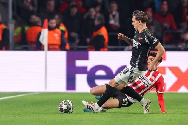 2025-03-04 PSV v Arsenal FC - UEFA Champions League 2024 25 Round of 16 First Leg EINDHOVEN, NETHERLANDS - MARCH 4: Richard Ledezma of PSV battles for possession with Leandro Trossard of Arsenal FC during the UEFA Champions League 2024 25 Round of 16 First Leg match between PSV and Arsenal FC at PSV Stadion on March 4, 2025 in Eindhoven, Netherlands. Eindhoven PSV Stadion Netherlands Content not available for redistribution in The Netherlands directly or indirectly through any third parties. Copyright: xBenxGalx