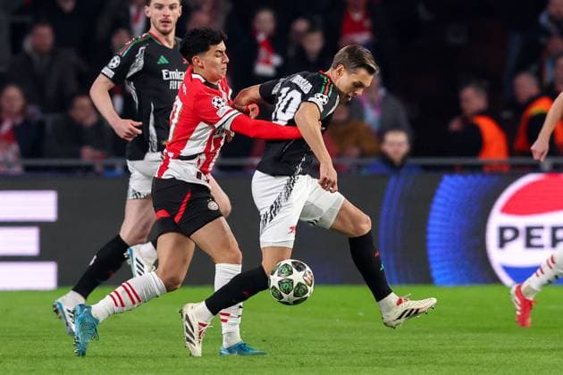 2025-03-04 PSV v Arsenal FC - UEFA Champions League 2024 25 Round of 16 First Leg EINDHOVEN, NETHERLANDS - MARCH 4: Richard Ledezma of PSV battles for possession with Leandro Trossard of Arsenal FC during the UEFA Champions League 2024 25 Round of 16 First Leg match between PSV and Arsenal FC at PSV Stadion on March 4, 2025 in Eindhoven, Netherlands. Eindhoven PSV Stadion Netherlands Content not available for redistribution in The Netherlands directly or indirectly through any third parties. Copyright: xBenxGalx