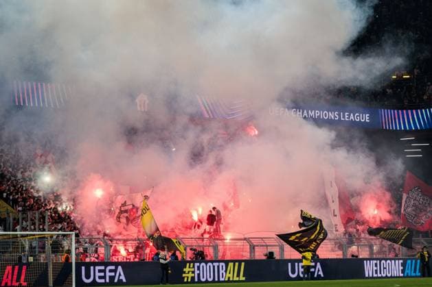 UEFA Champions League, Borussia Dortmund LOSC Lille 04 03 2025 At the start of the match, numerous Bengalos and pyro were lit in the LOSC Lille supporters block UEFA Champions League round of 16 first leg, Borussia Dortmund LOSC Lille Dortmund, SIGNAL IDUNA PARK on 04 03 2025 Copyright: xBEAUTIFULxSPORTS Wunderlx
