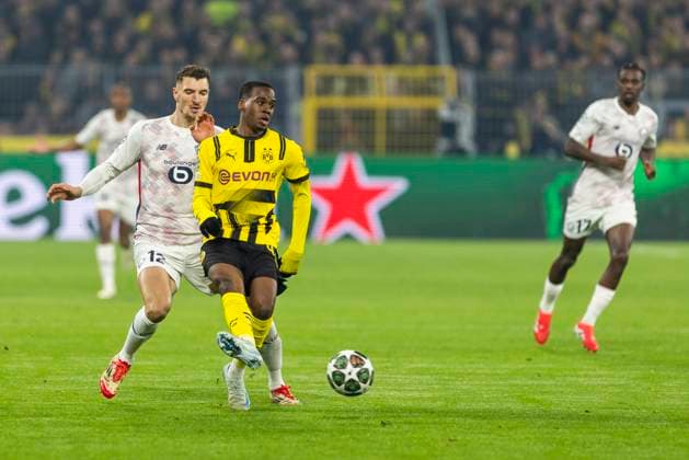 UEFA Champions League, Borussia Dortmund LOSC Lille 04 03 2025 Jamie Gittens Borussia Dortmund, 43 , Thomas Meunier LOSC Lille, 12 UEFA Champions League, Borussia Dortmund LOSC Lille, first leg round of 16, on 04 03 2025, Signal Iduna Park, Dortmund Copyright: xBEAUTIFULxSPORTS Meuselx