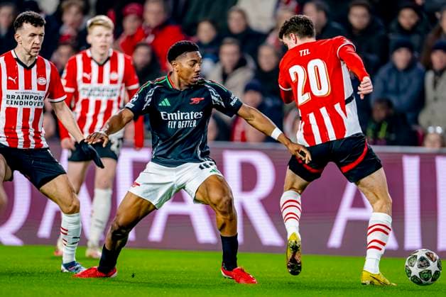 Arsenal midfielder Myles Lewis Skelly, PSV Eindhoven midfielder Guus Til during the match PSV Arsenal at the Philips stadium for the UEFA Champions League Round of 16 1st leg season 2024 2025 in EINDHOVEN, Netherlands on 4 march 2025, photo by Marcel van Dorst EYE4images DeFodi Images