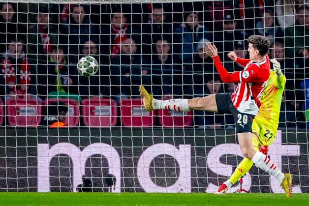 PSV Eindhoven midfielder Guus Til, Arsenal goalkeeper David Raya during the match PSV Arsenal at the Philips stadium for the UEFA Champions League Round of 16 1st leg season 2024 2025 in EINDHOVEN, Netherlands on 4 march 2025, photo by Marcel van Dorst EYE4images DeFodi Images