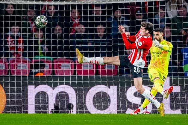 PSV Eindhoven midfielder Guus Til, Arsenal goalkeeper David Raya during the match PSV Arsenal at the Philips stadium for the UEFA Champions League Round of 16 1st leg season 2024 2025 in EINDHOVEN, Netherlands on 4 march 2025, photo by Marcel van Dorst EYE4images DeFodi Images