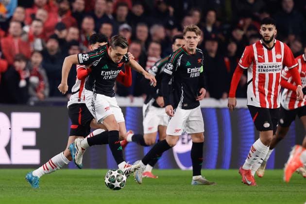 EINDHOVEN, 04-03-2025, Philips Stadium, UEFA Champions League, round of 16 1st leg, season 2024 25, match between PSV and Arsenal, Arsenal player Leandro Trossard, PSV player Richard Ledezma PSV - Arsenal  x28168536x Copyright: