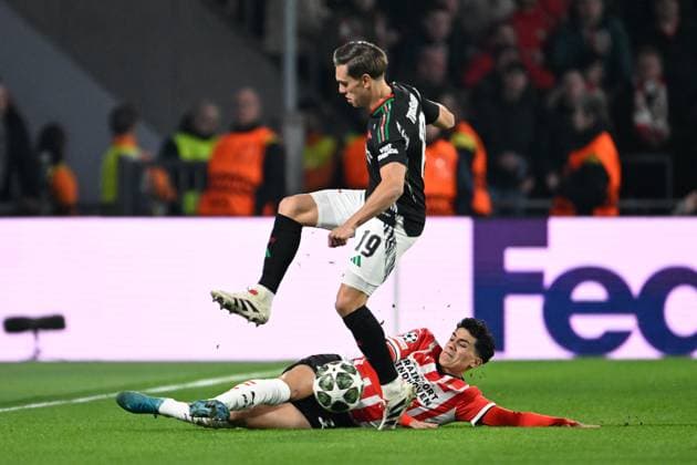 PSV Eindhoven v Arsenal Champions League 04 03 2025. Arsenal midfielder Leandro Trossard (19) rides a tackle from PSV Eindhoven midfielder Richard Ledezma (37) during the Champions League match between PSV Eindhoven and Arsenal at Philips Stadion, Eindhoven, Netherlands on 4 March 2025. Eindhoven Philips Stadion Endhoven Netherlands Editorial use only , Copyright: xSimonxTraylenx PSI-21570-0016