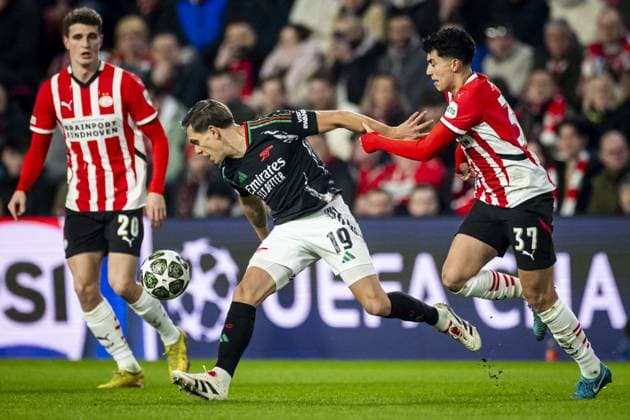 EINDHOVEN - (l-r) Leandro Trossard of Arsenal FC, Richard Ledezma of PSV Eindhoven during the UEFA Champions league match between PSV Eindhoven and Arsenal FC at Phillips Stadium on March 4, 2025 in Eindhoven, Netherlands. ANP ROBIN VAN LONKHUIJSEN UEFA Champions League 2024 25 Round of 16 First leg 2024 25 xVIxANPxSportx xxANPxIVx 521566690 originalFilename: 521566690.jpg