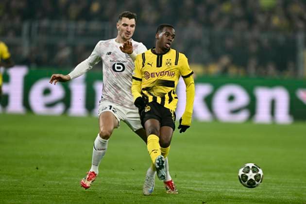 from left in duel Thomas Meunier Lille OSC 12 Jamie Gittens Dortmund 43 04 03 2025 Soccer, Champions League, Borussia Dortmund vs Lille OSC, Signal Iduna Park, Dortmund, Copyright: xpepphotox xHorstxMauelshagenx pep00321, pep_20250304_hm_6618