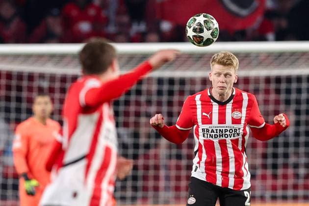 2025-03-04 PSV v Arsenal FC - UEFA Champions League 2024 25 Round of 16 First Leg EINDHOVEN, NETHERLANDS - MARCH 4: Jerdy Schouten of PSV heads the ball during the UEFA Champions League 2024 25 Round of 16 First Leg match between PSV and Arsenal FC at PSV Stadion on March 4, 2025 in Eindhoven, Netherlands. Eindhoven PSV Stadion Netherlands Content not available for redistribution in The Netherlands directly or indirectly through any third parties. Copyright: xBenxGalx