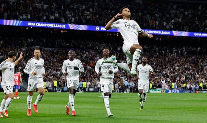 Sport Bilder des Tages Rodrygo of Real Madrid celebrates scoring the opening goal Real Madrid v Atletico Madrid , UEFA Champions League, Round of 16, First Leg, Football, Santiago Bernabeu, Madrid, Spain - 04 Mar 2025 EDITORIAL USE ONLY No use with unauthorised audio, video, data, fixture lists, club league logos or live services. Online in-match use limited to 120 images, no video emulation. No use in betting, games or single club league player publications. Copyright: xRubenxAlbarran Shutterstockx 15178301aj