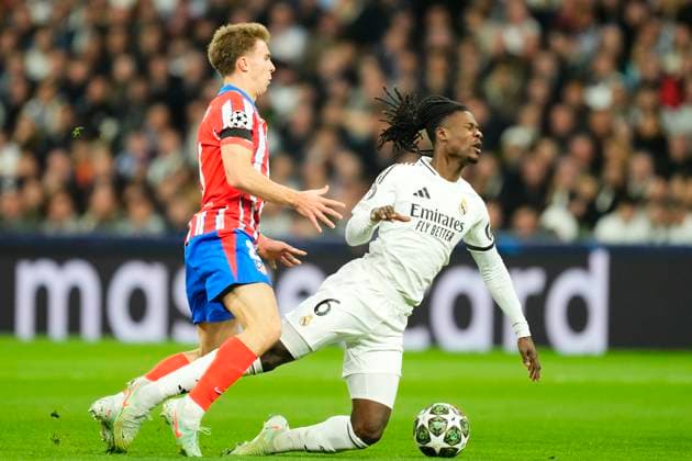 Real Madrid C.F. v Atletico de Madrid - UEFA Champions League 2024 25 Round of 16 First Leg Eduardo Camavinga central midfield of Real Madrid and France and Pablo Barrios central midfield of Atletico de Madrid and Spain compete for the ball during the UEFA Champions League 2024 25 UEFA Champions League 2024 25 Round of 16 first leg match between Real Madrid C.F. and Atletico de Madrid at Estadio Santiago Bernabeu on March 4, 2025 in Madrid, Spain. Madrid Spain  Copyright: xJosexBretonx originalFilename:bretonhernandez-realmadr250304_npUqb.jpg